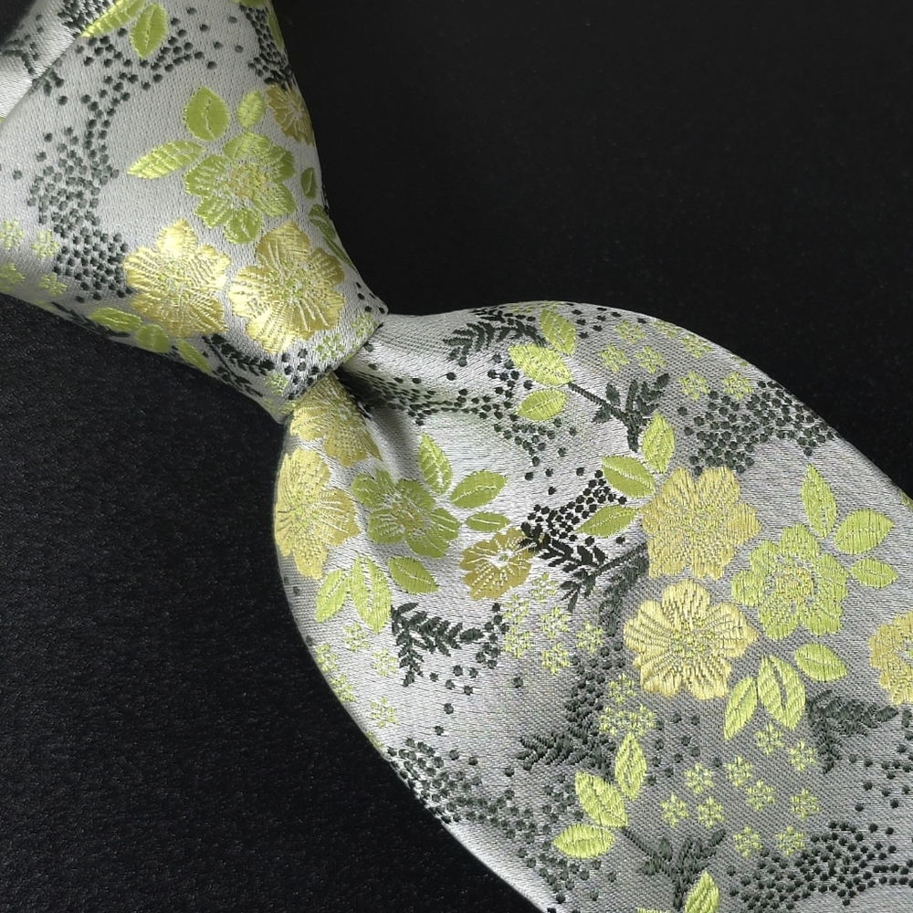 FLORAL PATTERN 🌼 Elegant Silver Floral Tie, Gray & Green, Unbranded, Classic.